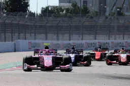 Foto van Formule 2-auto met nieuwe 18 inch velgen