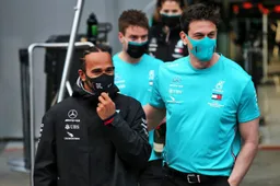 Hamilton tijdens Mercedes-feestje in vliegtuig: “Toto, ik blijf bij je”