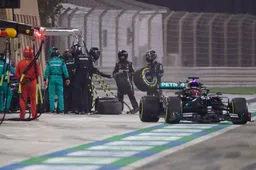Exactly what went wrong at the Mercedes double pit stop?
