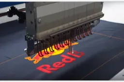 Lichter dan kleren van de keizer? Zo wordt racepak van Verstappen gemaakt
