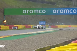 VIDEO | Enorm harde crash in België: Giovinazzi en Russell schieten van de baan