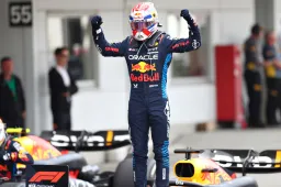 Verstappen blij met zege na hectische start en batterij problemen in China