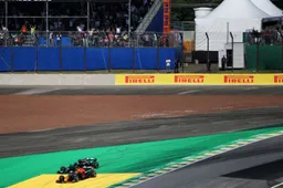 Verstappen legt uit: Daarom botste hij bijna met Hamilton
