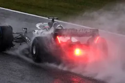 Hill prova a spiegare il trattore in pista durante il GP del Giappone
