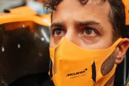 Ricciardo aast op nieuwe weddenschap: 'Hij heeft een aardige autocollectie'