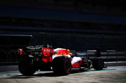 Mercedes domineert VT3, Verstappen niet blij met zichzelf en Albon op P19