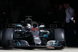 Lewis Hamilton oefent mee met pitcrew Mercedes in Frankrijk