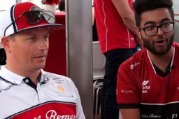 KIJKEN: Kimi Raikkonen neemt het op tegen YouTuber Aarava in F1 2019
