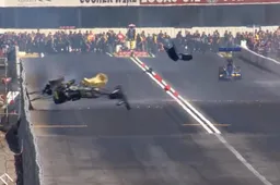 Video: Drag race coureur crasht en vliegt keihard de muur in!