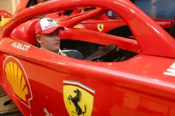 Mick Schumacher bezoekt museum ter ere van vader Michael Schumacher