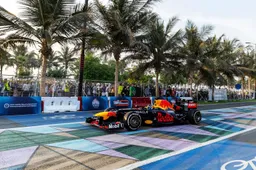 Red Bull Racing scheurt al over de Corniche in Saoedi-Arabië
