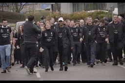 Video: Mercedes personeel applaudiseert voor Hamilton na vierde wereldtitel