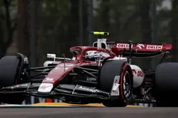 Nog een tegenslag voor Zhou en Alfa Romeo na crash in sprintrace Imola