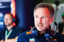 Horner wijst schuldige aan voor crash Perez en Sainz: 'Erg teleurstellend'