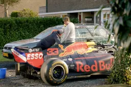 Max Verstappen wast zijn auto voor de Jumbo racedagen