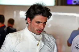 PHOTOS: Sainz's 2025 helmet revealed: a throwback to his McLaren era?