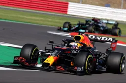 Nieuwe beelden tonen hoe ver Verstappen van ideale lijn week om ruimte te maken