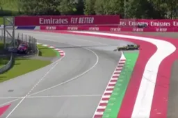 Ricciardo crasht hard tijdens VT2, code rood op Red Bull Ring