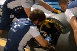 KIJKEN Motorheld Guy Martin maakt kennis met Formule 1 pitstops