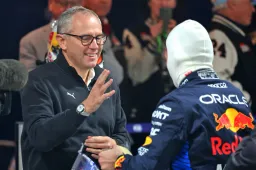 Domenicali parabeniza Verstappen pelo título mundial: "Grande nome"