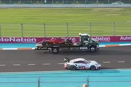 Bizarro: Caminhão carregando o carro de Leclerc durante os treinos livres