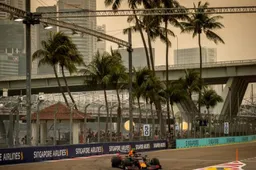 Olav Mol wordt verrast met cadeautje door 'de Verstappens'