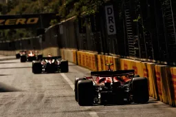 Bizar slotstuk in Azerbeidzjan: Perez en Sainz er keihard af in Baku