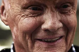 KIJKEN: Mercedes herinnert overleden Niki Lauda