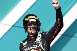 Dit kan alleen in Amerika: Verstappen geniet van uniek podiummoment