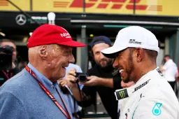 Hamilton dacht aan Lauda na zege: 'Niki zou zijn petje afnemen'