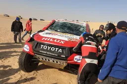 Tweede grote crash voor Alonso in Dakar Rally, ditmaal met koprol