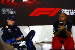 Hamilton kritisch op Verstappen: 'Wat Max toen deed, gebeurt nog steeds'