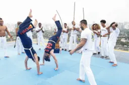 Video: Daniel en Max krijgen dansles in Brazilië