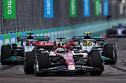 Bottas liet zich afleiden door Hamilton en Russell: 'Volgde ze in spiegels'