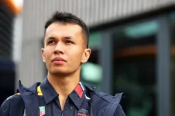 Albon kan glimlachen na een spectaculair debuut voor Red Bull