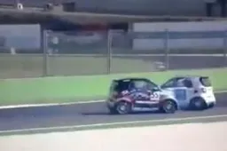 Bizar incident tijdens officiële race: Twee coureurs vechten het uit tot een crash