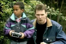 Video: Lil' Lewis speelt met RC auto