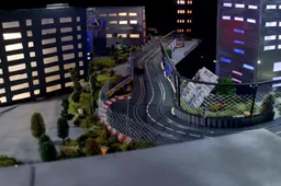 Mini-Ricciardo praat je bij over Marina Bay Street Circuit