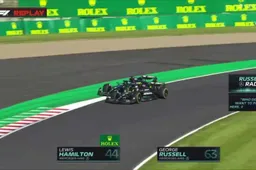 Hamilton duwt Russell van de baan in fel gevecht tussen Mercedes-coureurs