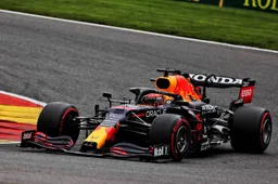 Verstappen nipt sneller dan beide Mercedessen in VT2 en zorgt voor rode vlag