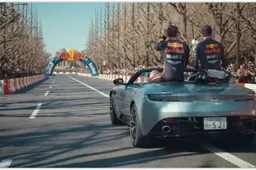 Bekijk de beste beelden van showrun Verstappen en Gasly in Tokio