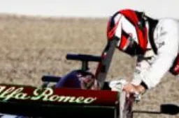Classic Kimi - Raikkonen repairs his own broken seat