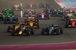 Bizar tafereel in GP Qatar: Hamilton en Sainz rijden over losgeraakte spiegel Albon