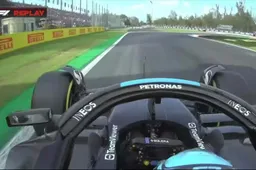 Hamilton zit Piastri in de weg met bijna-botsing tot gevolg in Monza