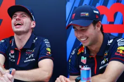 Feest in Milton Keynes: Verstappen en Perez op de platte kar onthaald