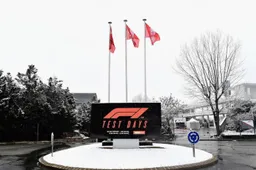 Lol! De Formule 1 teams vervelen zich op het besneeuwde Circuit de Catalunya!