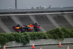 Verstappen maakt meters in oude F1-bolide van Honda