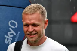 Magnussen blames Sainz: 'He's the cork in the bottle!'