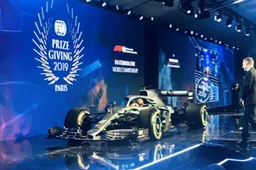Spectaculaire entree van Mercedes op FIA-gala