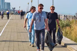 Dutch prince and Zandvoort director pick up trash after the Dutch GP